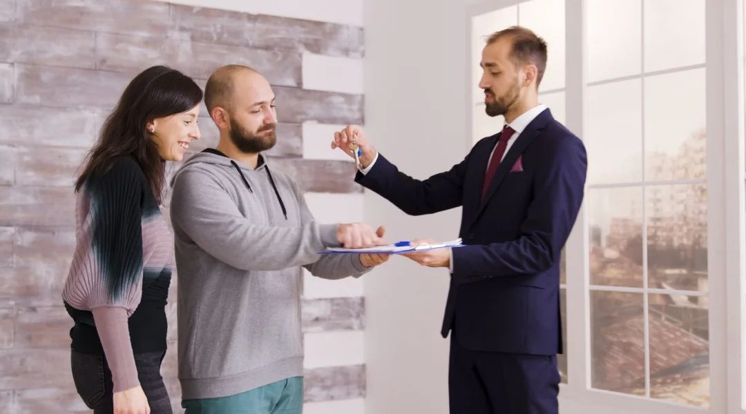 Un homme et une femme tiennent un morceau de papier ensemble, affichant une expression de concentration.