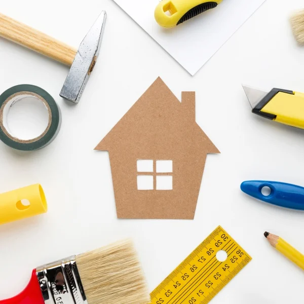 Comment préparer votre propriété pour une vente rapide 2 Outils et fournitures variés pour l'amélioration de l'habitat, incluant perceuses, pinceaux et rouleaux de peinture.