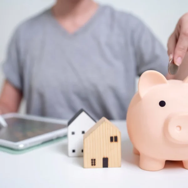 How to choose the right property type in Montreal 2 Infographic illustrating steps to save for a down payment, including budgeting, saving strategies, and financial tips.